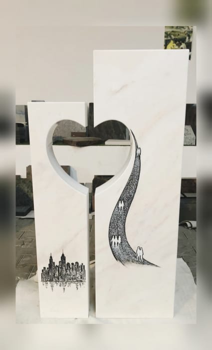 Zweiteiliger Herzstein aus Palisandro-Marmor mit Gravur
