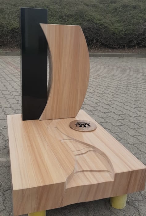 Grabmal Fluss des Lebens aus Quarzit mit schwarzer Stele