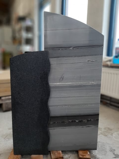 Grabmal aus grauem Quarzit mit schwarzem Granit