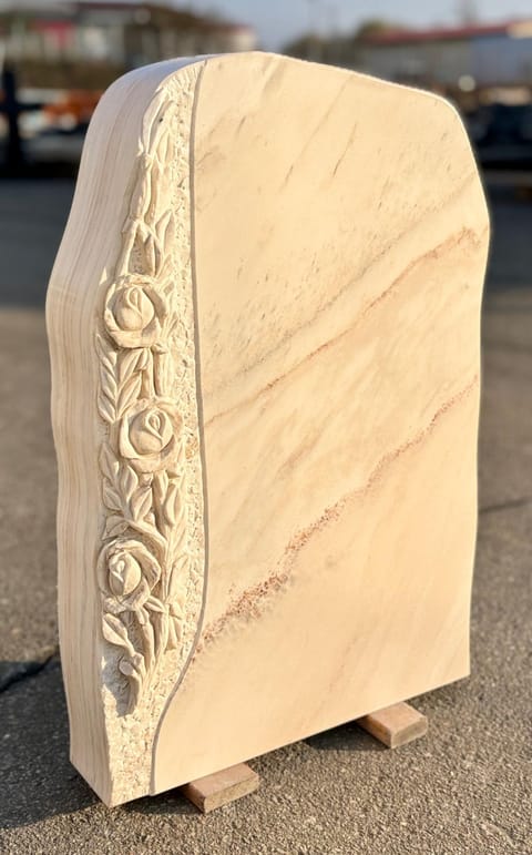 Sandsteinstele mit von Hand gearbeiteten Rosen